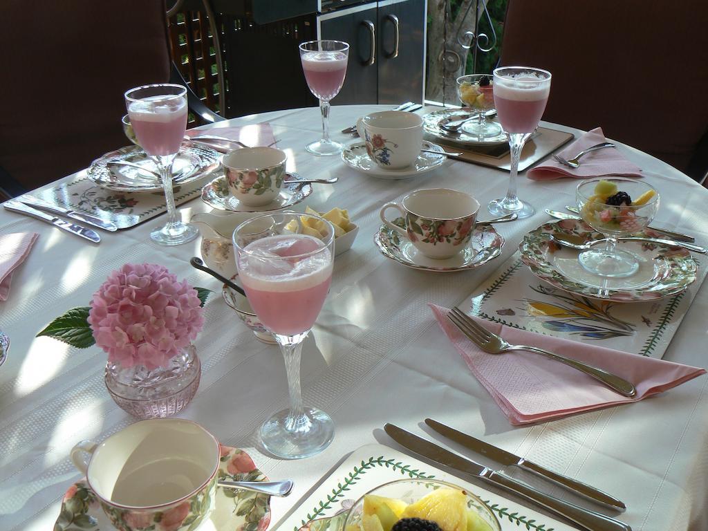 A Touch Of English B&B ケロウナ エクステリア 写真